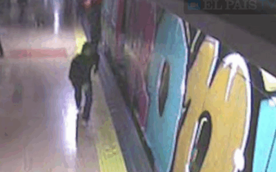 Brunete atrapa a los graffiteros para que limpien sus propias pintadas
