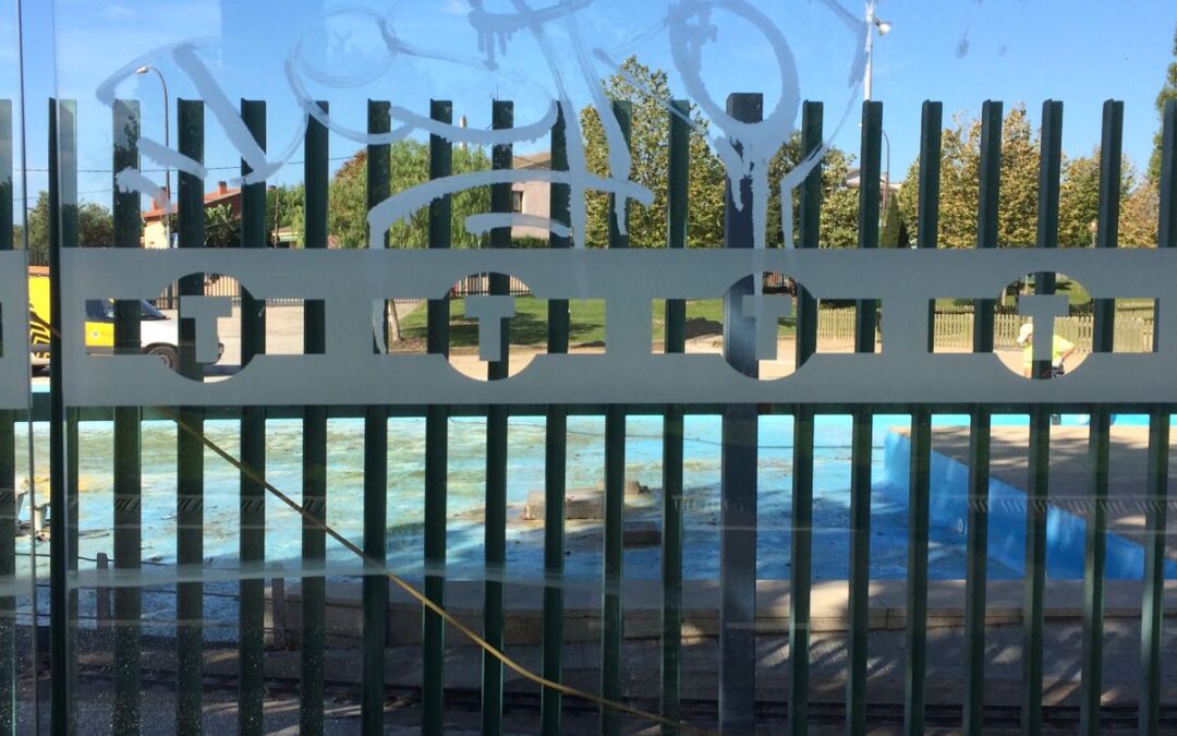 Trabajos de retirada de graffitis en marquesinas en Reus