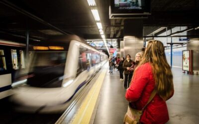 Detienen a tres individuos por grafitear un vagon de tren