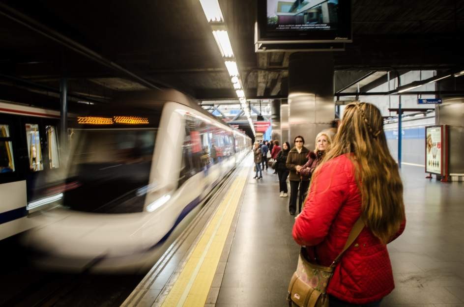 Detienen a tres individuos por grafitear un vagon de tren