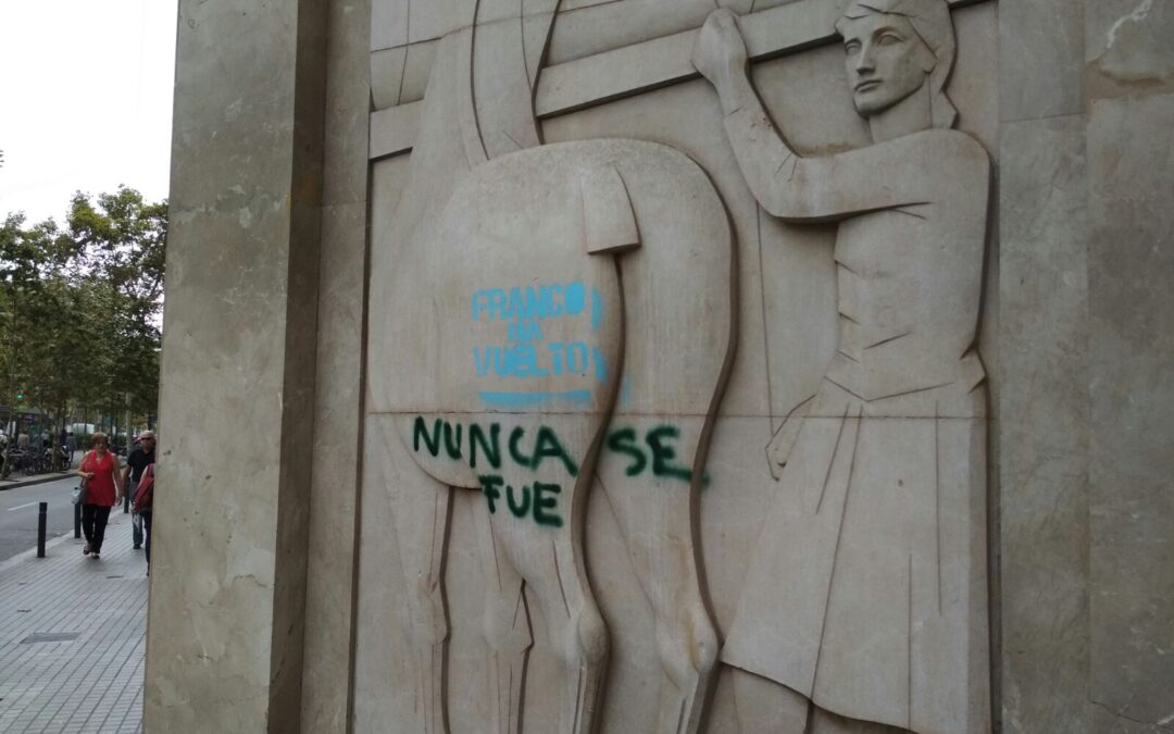 Retirada de un graffiti en la fachada del Zara de Passeig de Gràcia