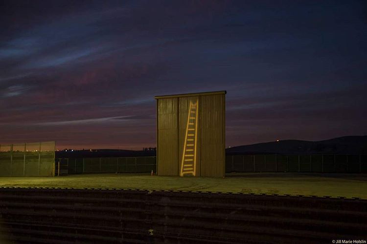 Se proyectan graffitis de luz sobre prototipos de muro